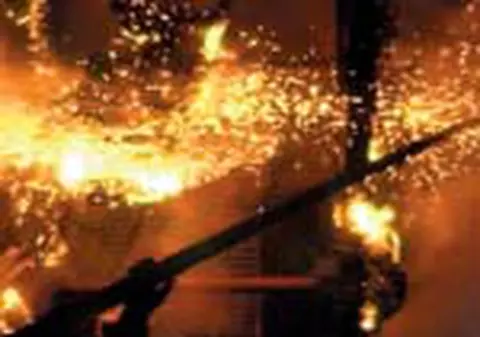 Incendiu puternic intr-o gospodarie din Maramures