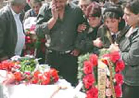 Adina, inmormantata cu o cununa de flori