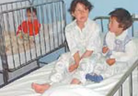 Trei copii infometati si muscati de sobolani