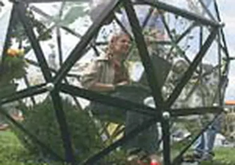 Vedete intr-un glob de sticla