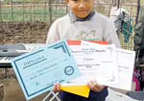 Canta la orga si invata pe camp