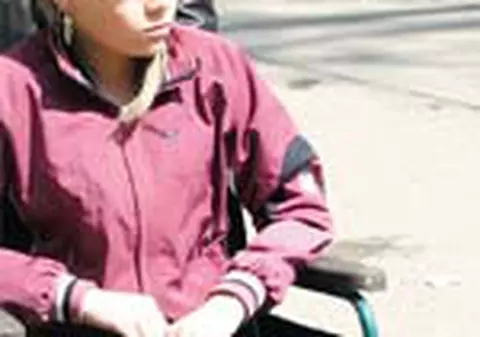 Isi serbeaza majoratul in  ghips