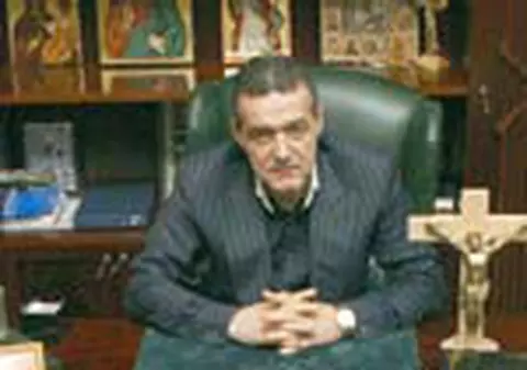 Poftiti in biroul lui Becali