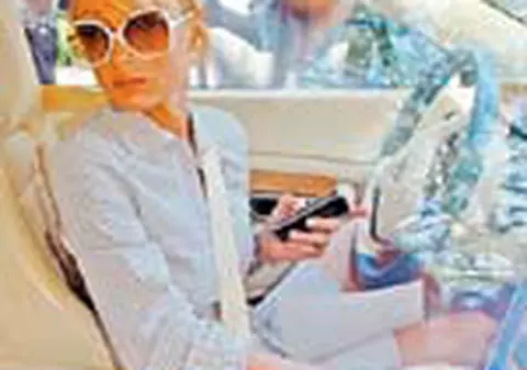 Paris Hilton a fost surprinsa iar la volan