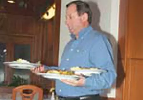 ii serveste pe nemti cu mititei, palinca si ciorba de burta