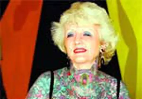 Cea mai tatuata femeie isi doreste si recordul mondial la cercei prinsi in piele