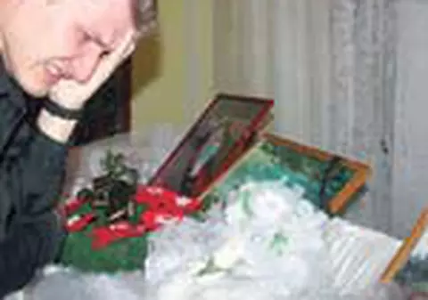 Tanara strivita de caramizi, inmormantata 