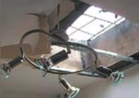 Acoperis de bloc distrus de un incendiu