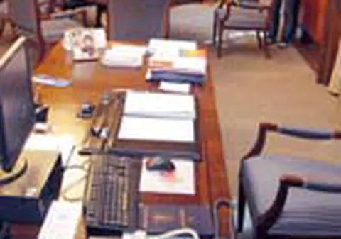 Ce are Tariceanu in birou