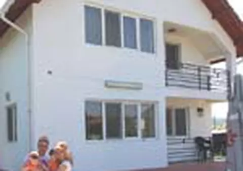 Cosmin (t′Short) si-a dus familia la Ramnicu Valcea 