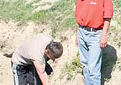 Au trecut Prutul cu o pluta din sticle