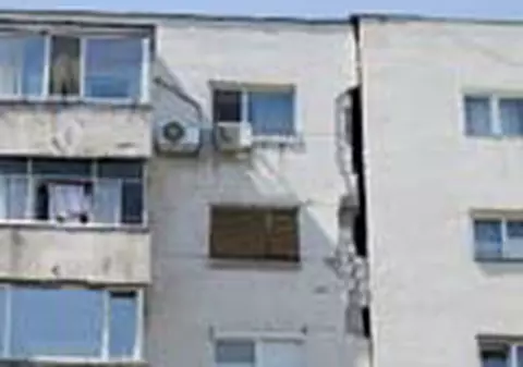 Atentie, cad caramizi!