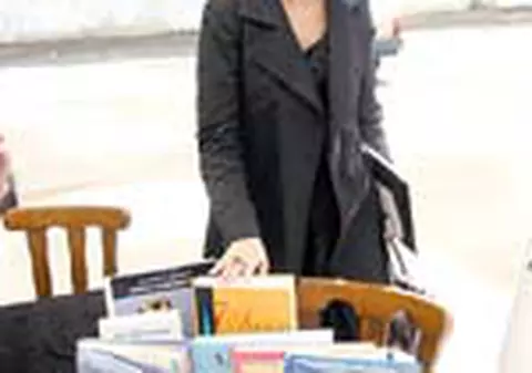 Andreea Marin-Banica a donat carti pentru o scoala