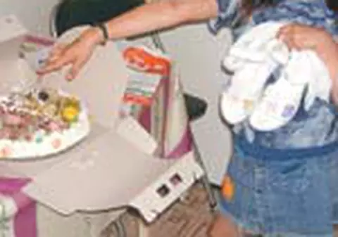 Fetita peste care a cazut acoperisul a implinit 8 ani