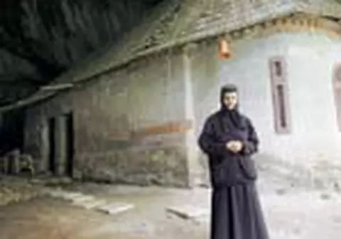 Lilieci ingrijiti de calugarite