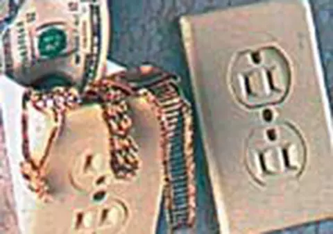 Priza,locul ideal pentru ascuns bani