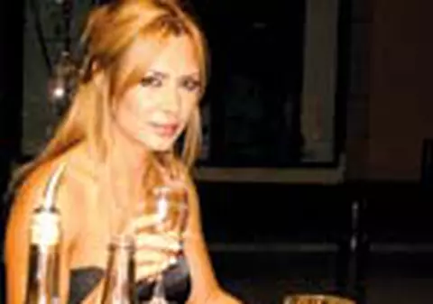 Isi deschide centru de frumusete