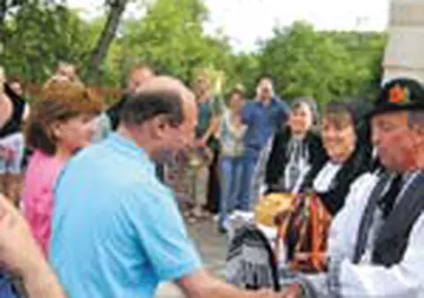 Basescu s-a pozat cu nuntasii