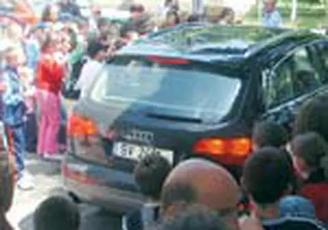 Becali, incoltit de sarmani