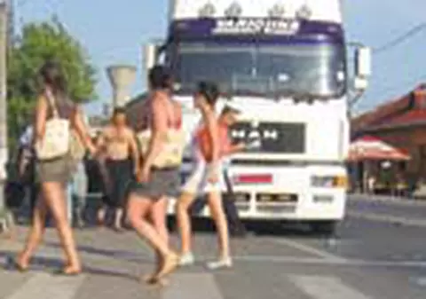 Trei copii au scapat, dupa ce un TIR a trecut peste ei