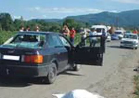 A trecut prin parbrizul si prin luneta acestei masini
