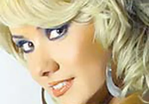 Bebelusa Oana pleaca la Ibiza cu perna dupa ea