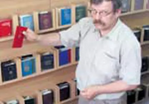 El a verificat un milion de pasapoarte