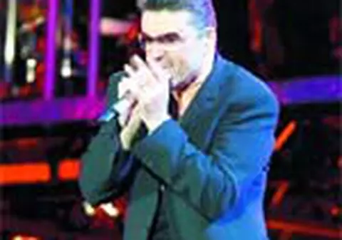 A cantat pe o scena cat un bloc cu zece etaje