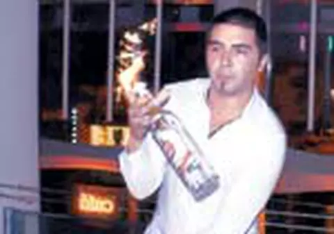 Barmanul care face 14.000 euro lunar