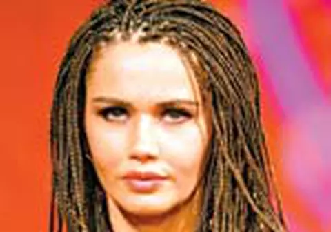 Vrei o coafura exotica? Atunci fa-ti codite afro!