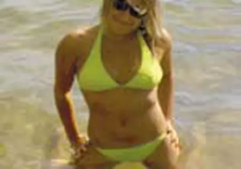 Mona Rosu, singura la mare