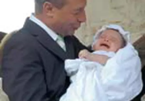 Basescu si-a leganat finuta