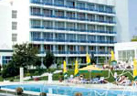 Asa arata un hotel 'solar'