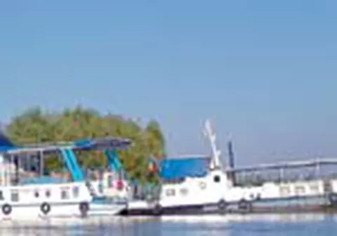 240 de lei pe zi la un hotel plutitor