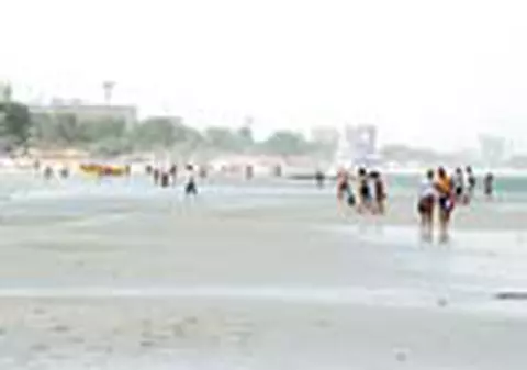 Marea s-a retras 20 de metri