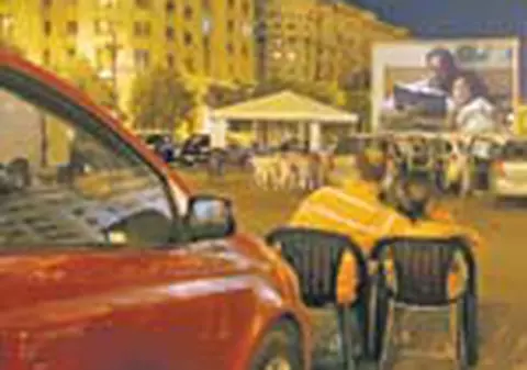 Au intrat la cinema cu masina