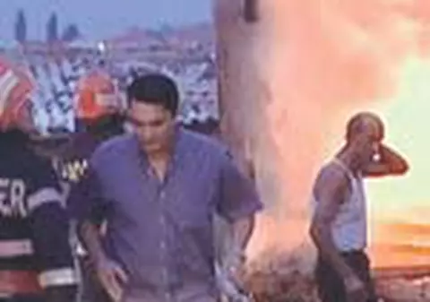 Trei case mistuite de flacari