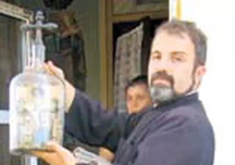 'Icoana crescuta in sticla ne apara biserica de  hoti'