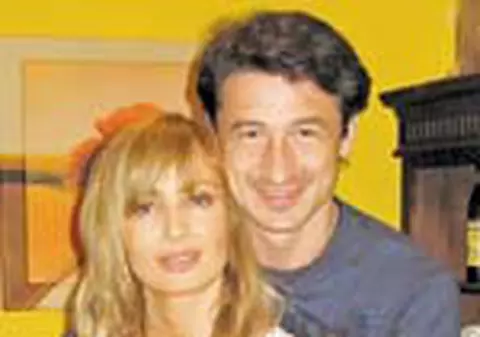 Daniela Gy?rfi ii prepara iubitului ei salate si aripioare de pui cu piure