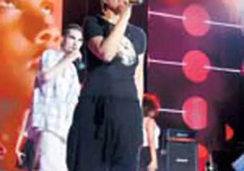 A cantat cu poza catelului pe tricou