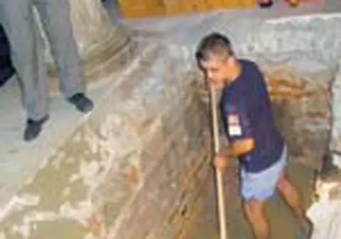 'Sap mormantul lui Teoctist si plang'