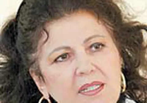 Senatorul Irina Loghin plimba cainii pe plaja din Eforie Sud