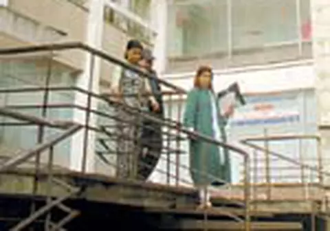 S-a aruncat de la etajul I al Maternitatii 