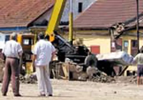 Zdrobit de un stalp de beton de 4 tone
