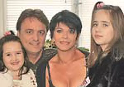 Elena Carstea isi ia fetele in America