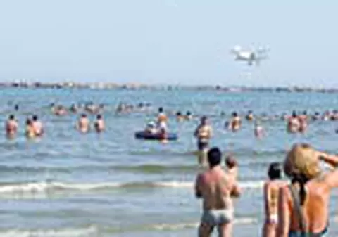 Au zburat cu avioanele la 10 metri deasupra marii