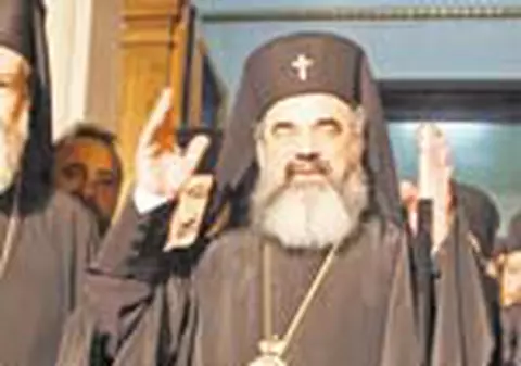 Trei case si salariu de 8.000 lei