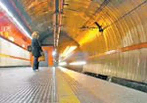 Romanca impinsa in fata metroului?