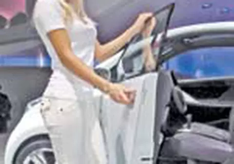 Femei frumoase si OZN-uri