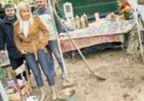 Elena Udrea le-a dus patru camioane de ajutoare sinistratilor din Tecuci